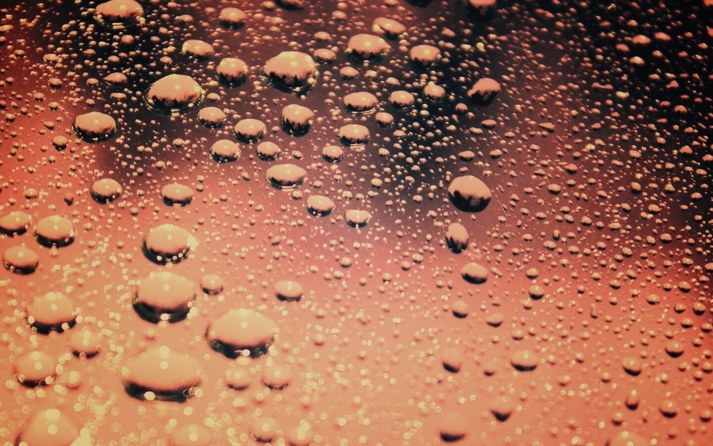 Капли воды на поверхности стекла обои