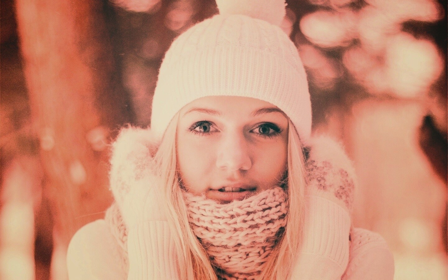 Девушка в белом в снежном лесу обои