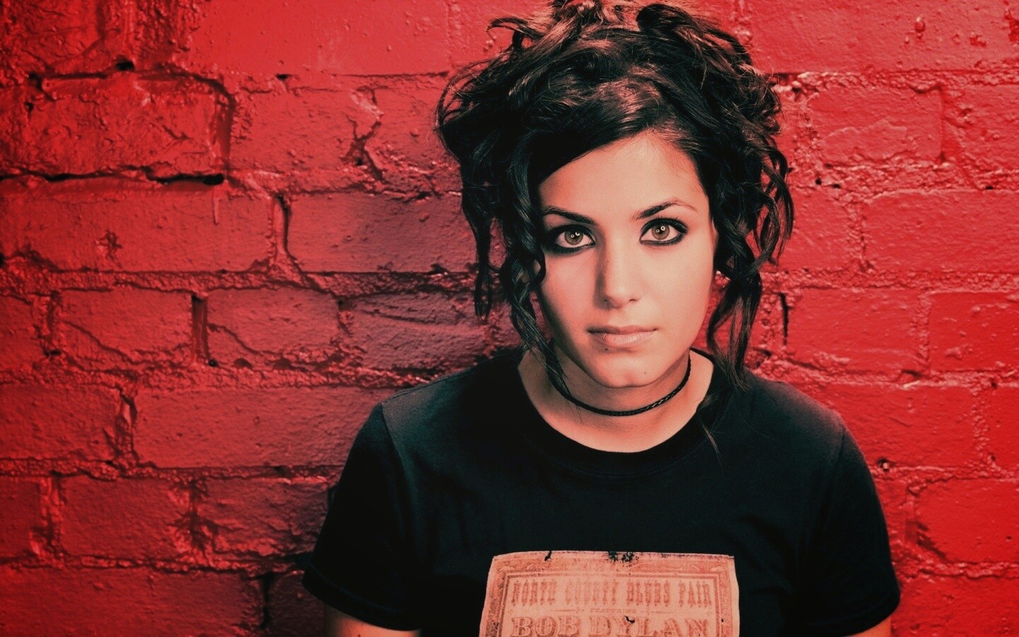 Подросток на фоне розовой кирпичной стены обои