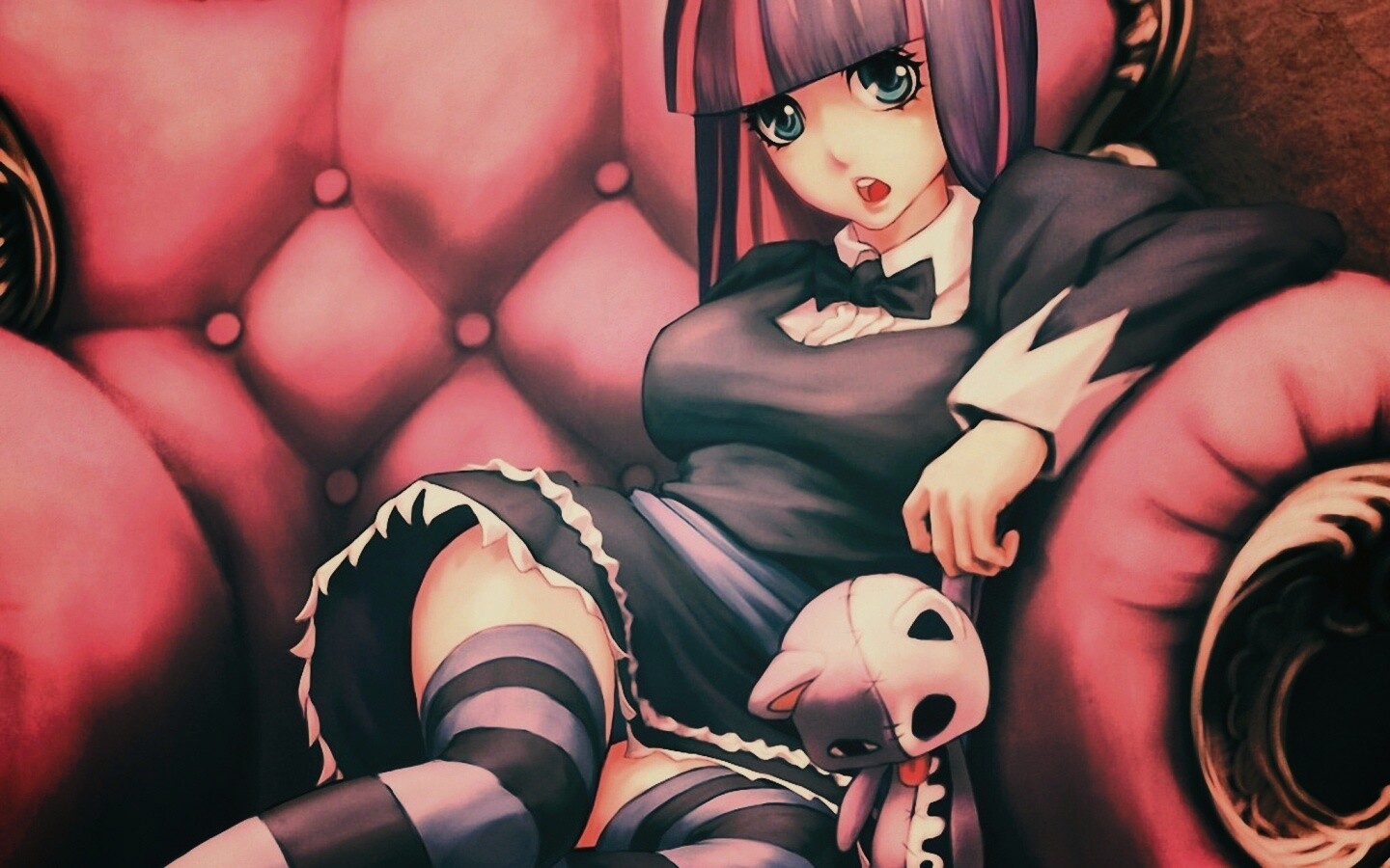 Девочка с куклой котенка обои