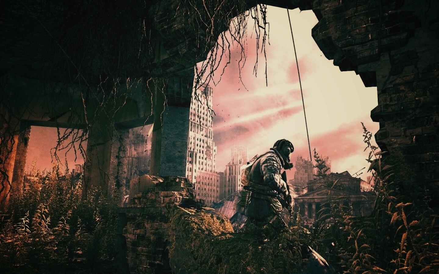 Сталкер в проломе стены обои