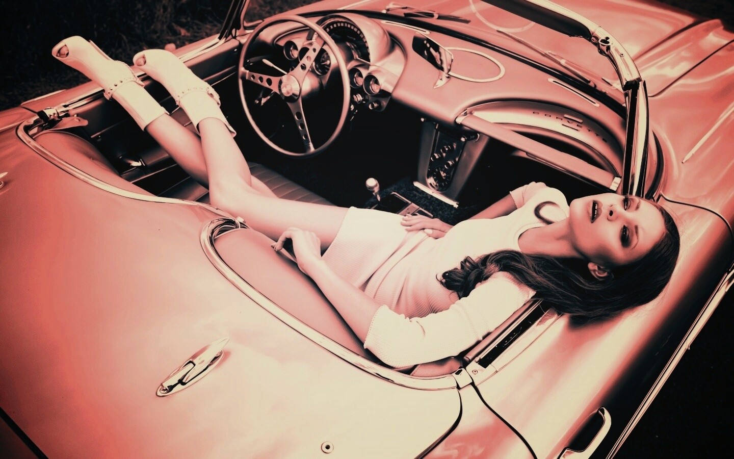 Женщина в кабриолете обои