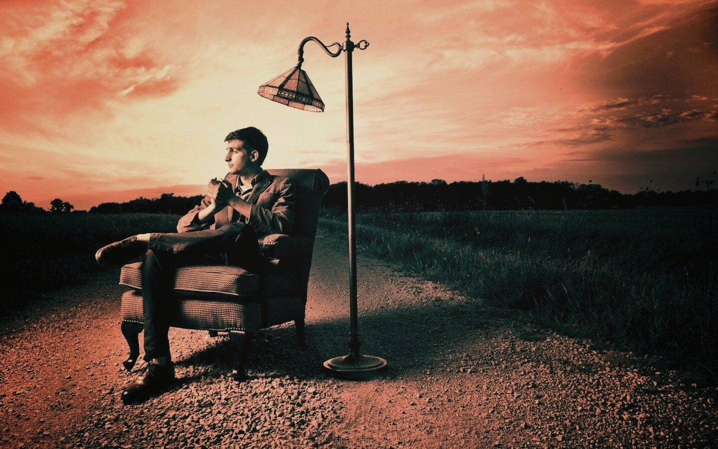 Мужчина в кресле обои