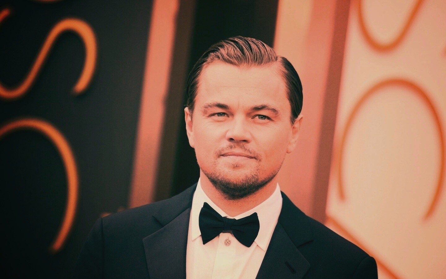 Леонардо Дикаприо в костюме обои