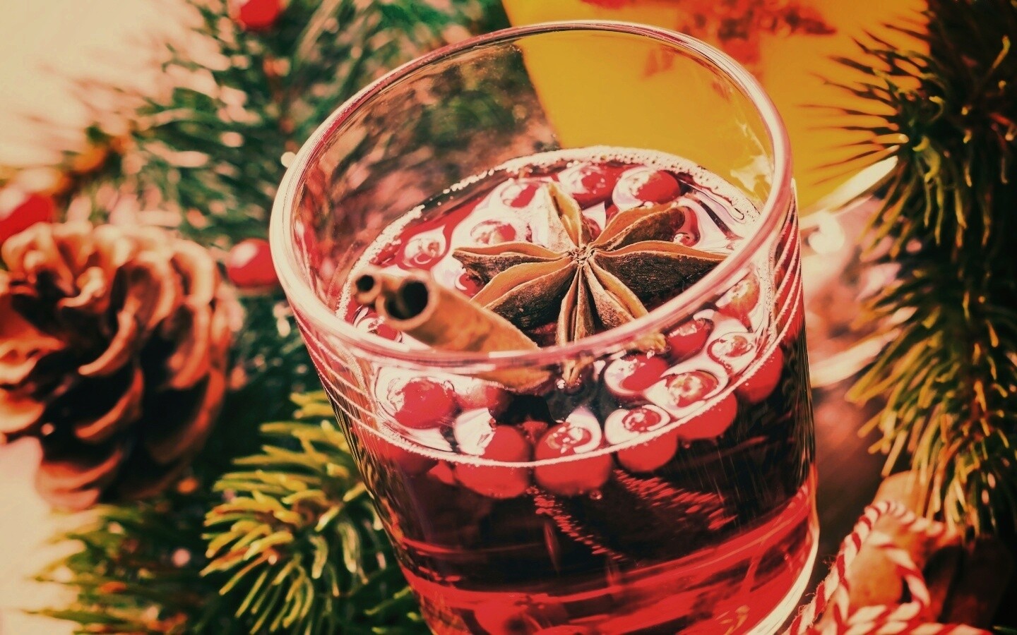 Глинтвейн с палочкой корицы обои