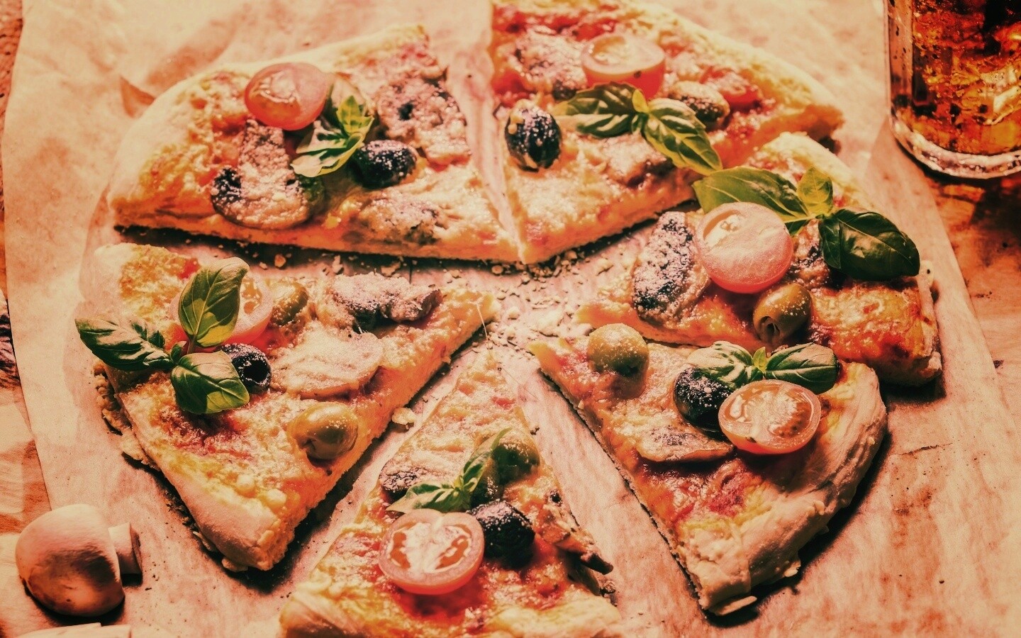 Сочная пицца с томатами и пармезаном обои