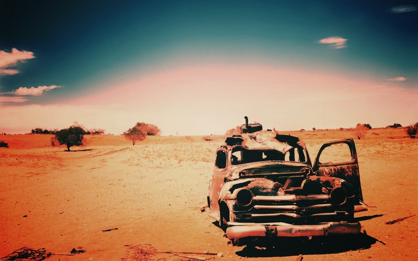 Брошенная в пустыне машина обои