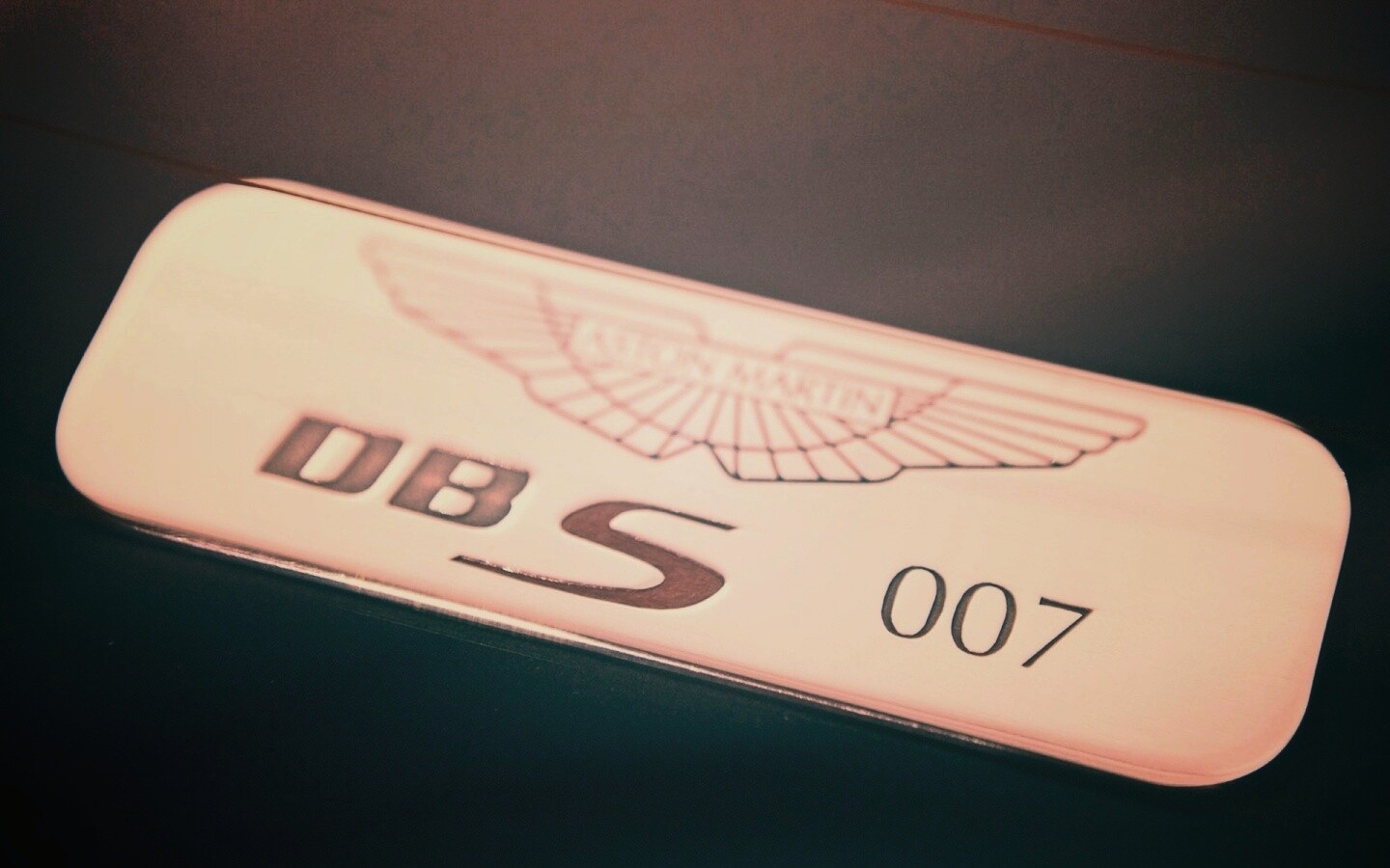 Астон Мартин Джеймса Бонда, табличка обои