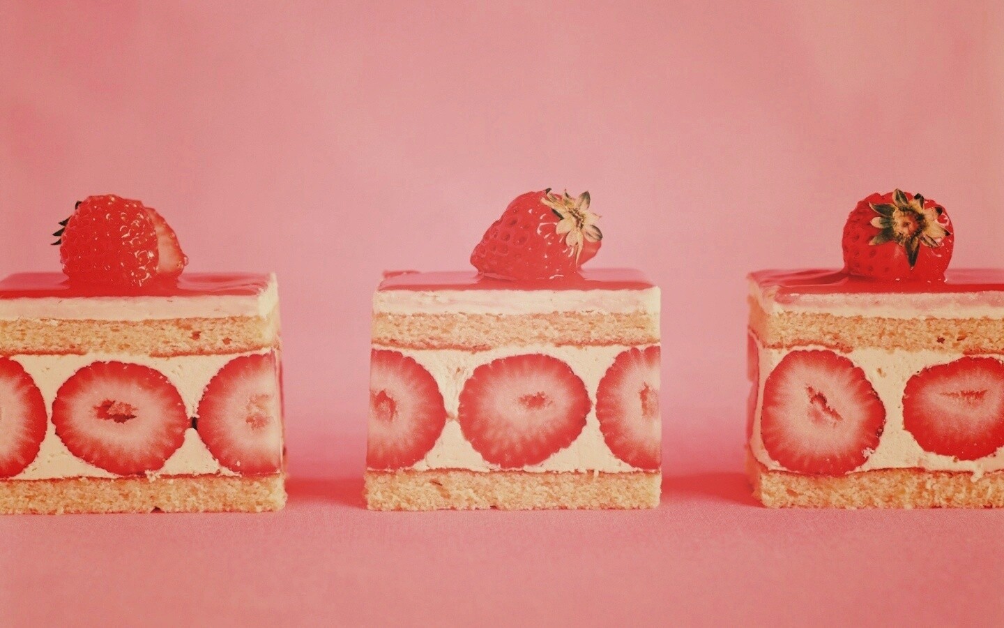Ломтики клубничного торта обои