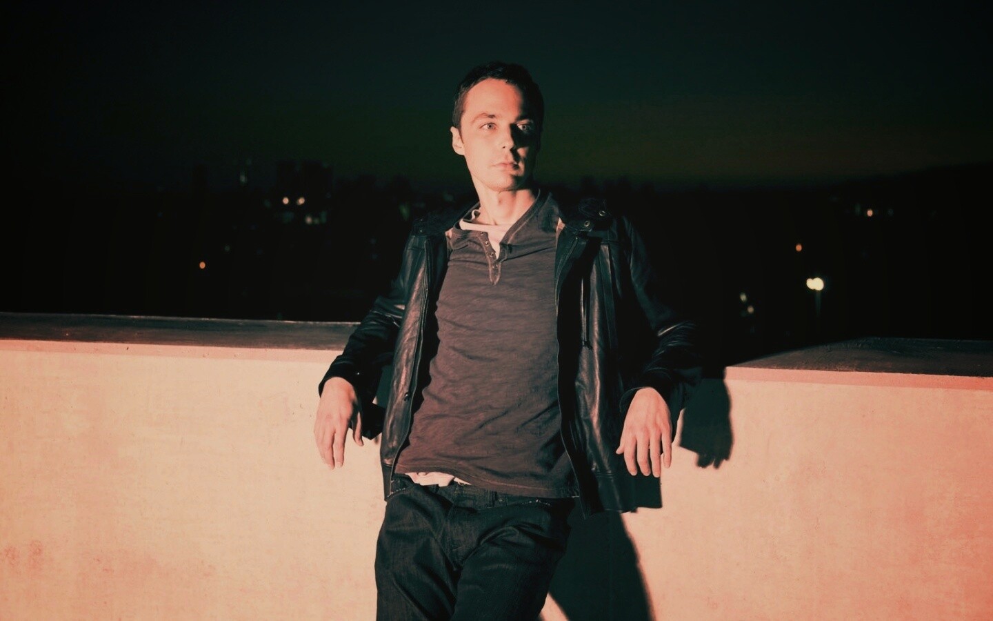 Джим Парсонс на балконе обои