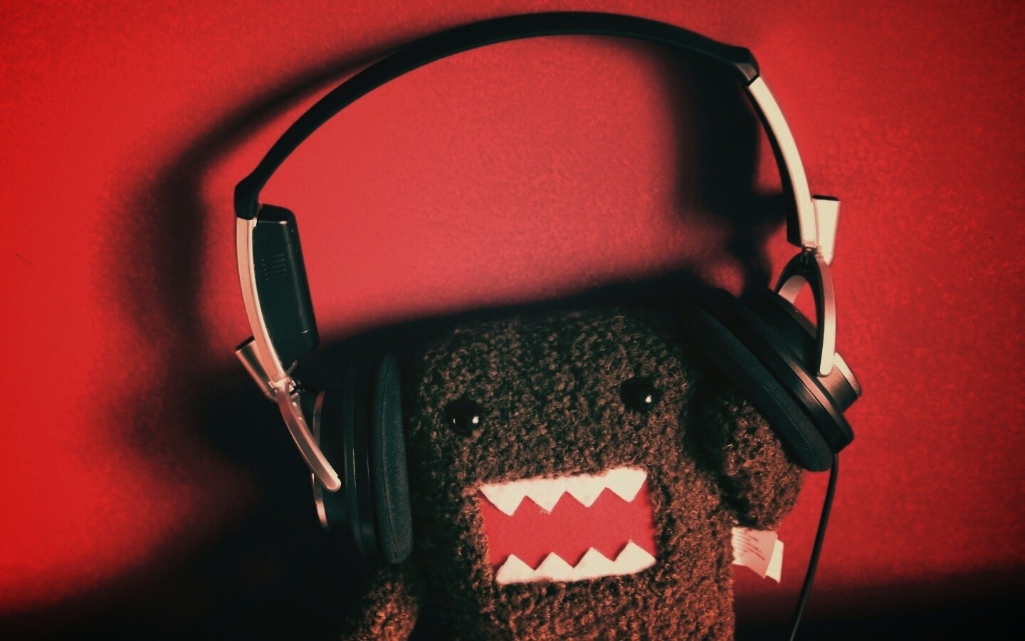 Демокун в наушниках обои