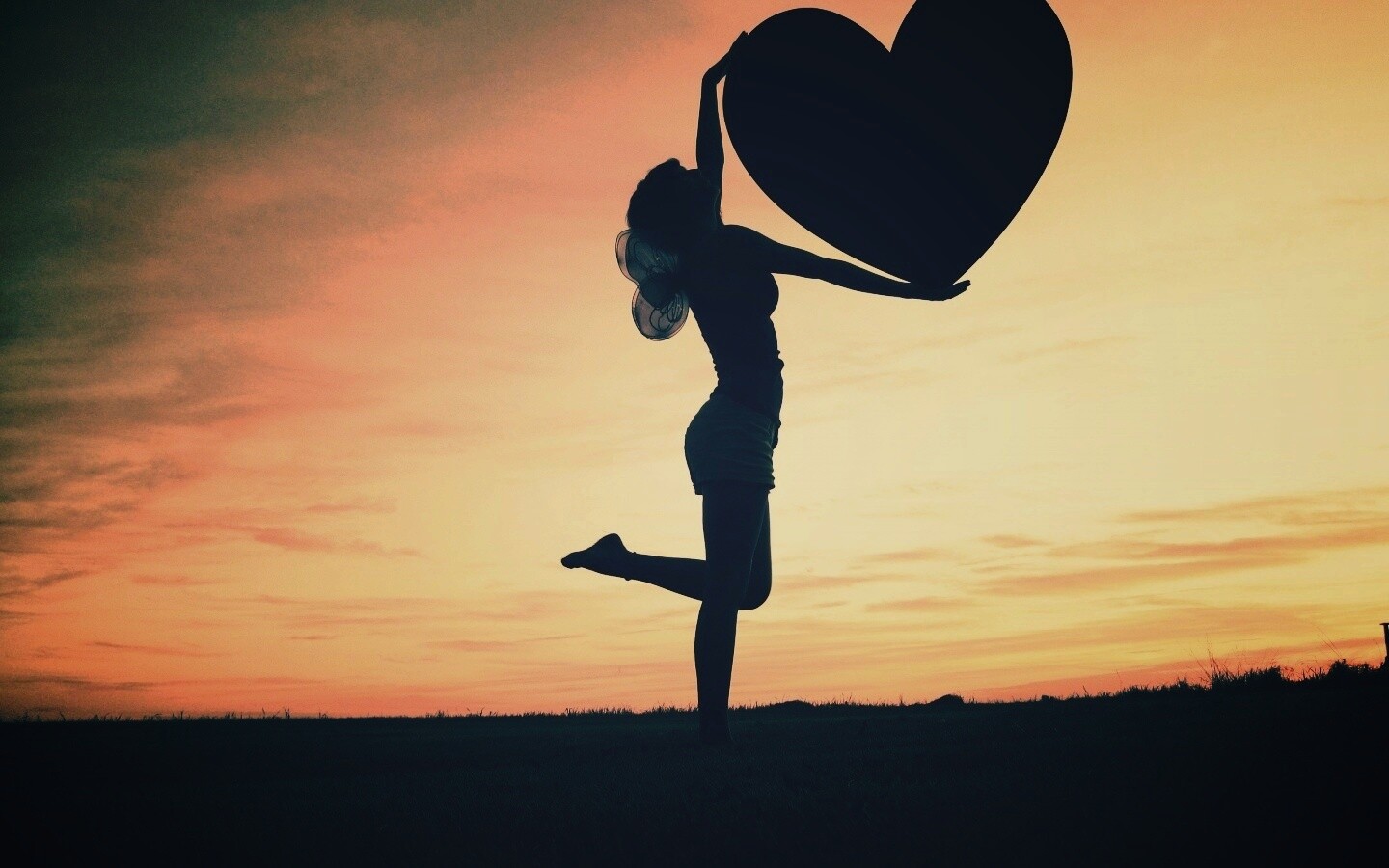 С сердцем в руках обои