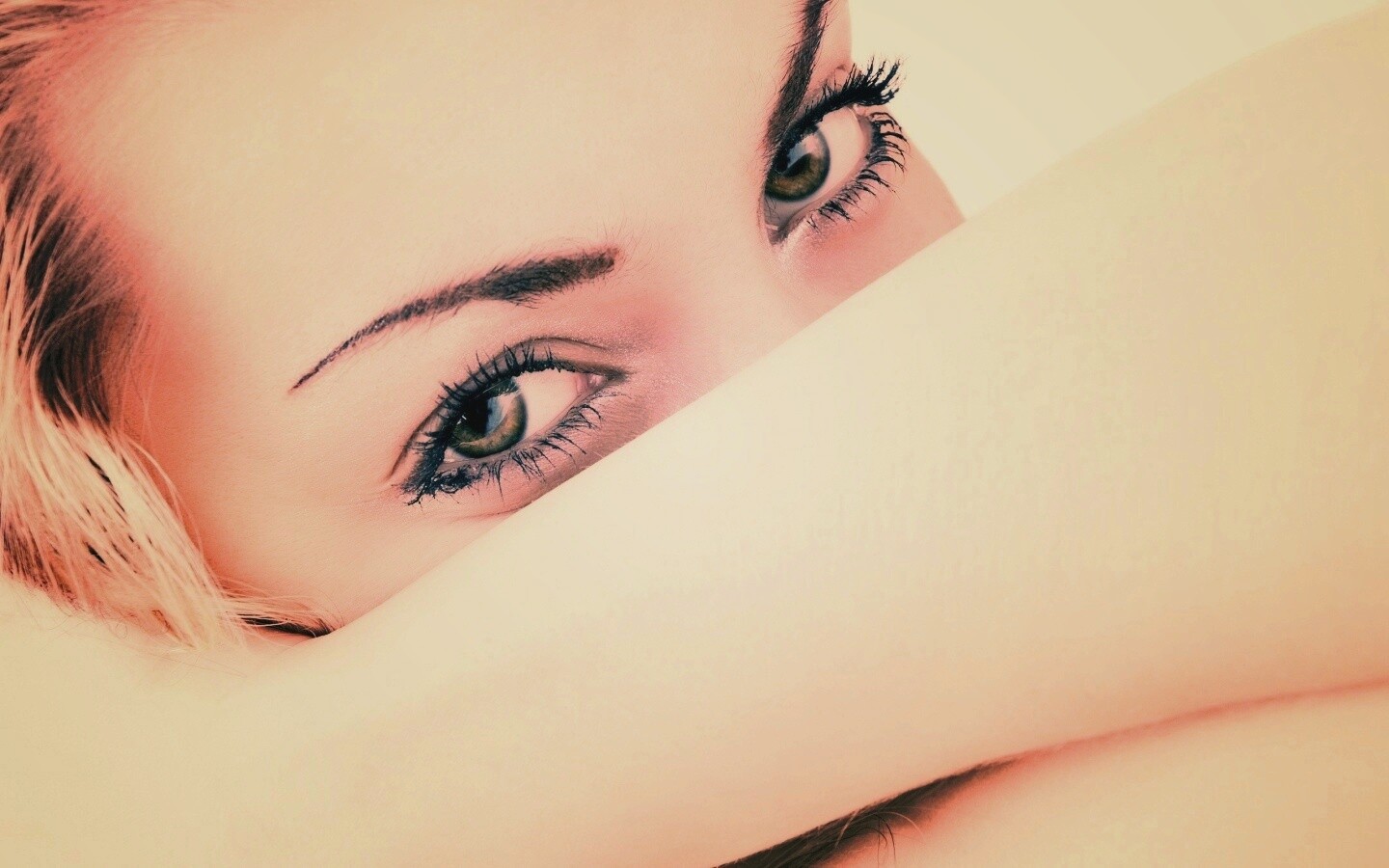 Девушка прикрыла лицо рукой обои