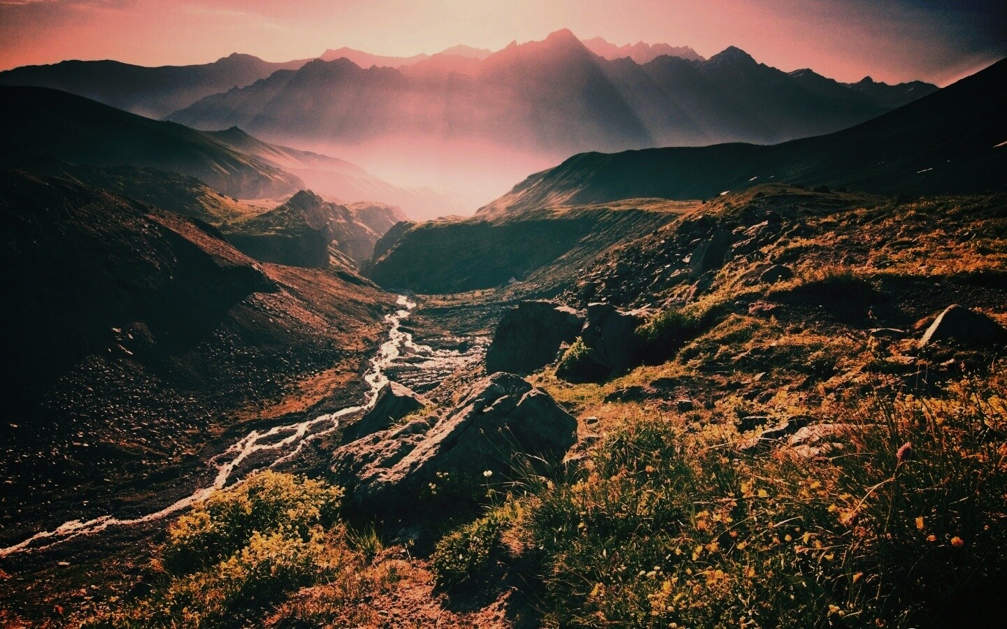 Горы и ручей обои