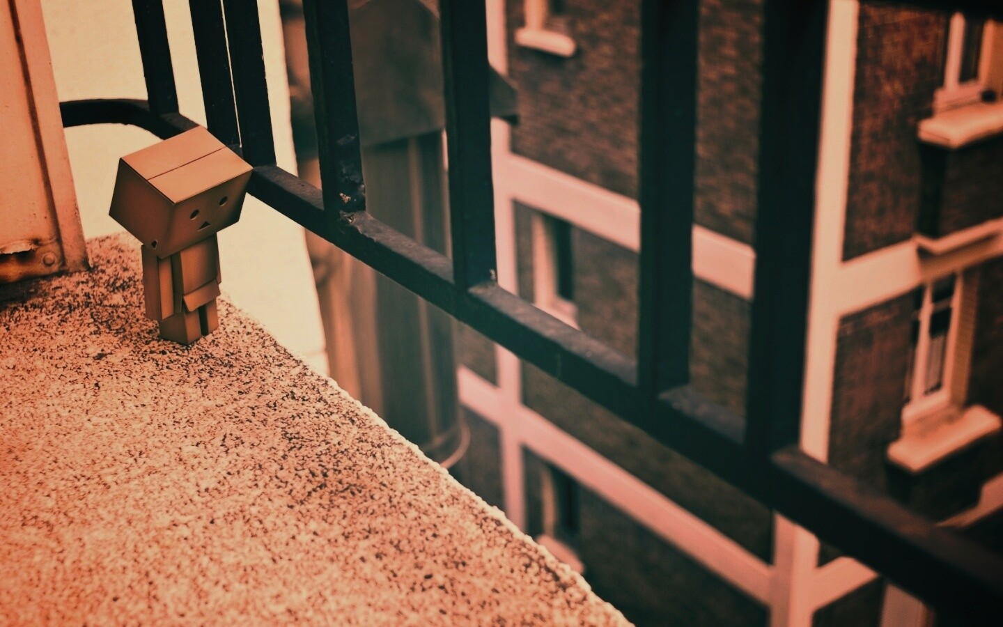 Грустный картонный человечек обои