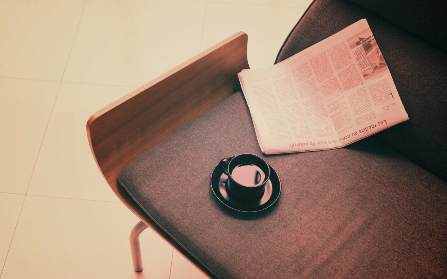 Кофе на стуле обои