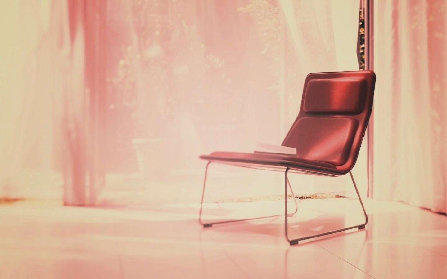 Стул перед занавеской обои