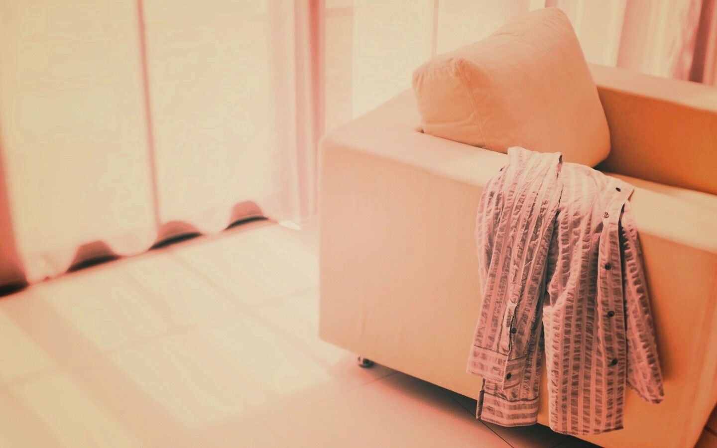 Рубашка на кресле обои