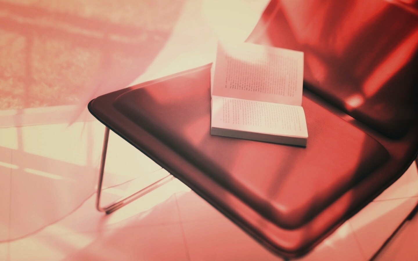 Книга на стуле обои