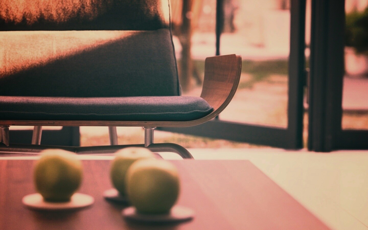 Яблоки на столе обои