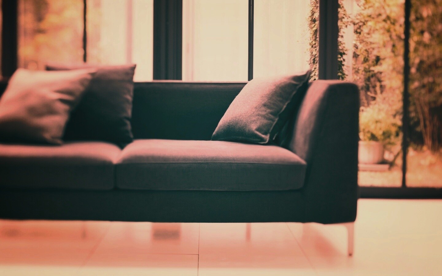 Диван в комнате обои