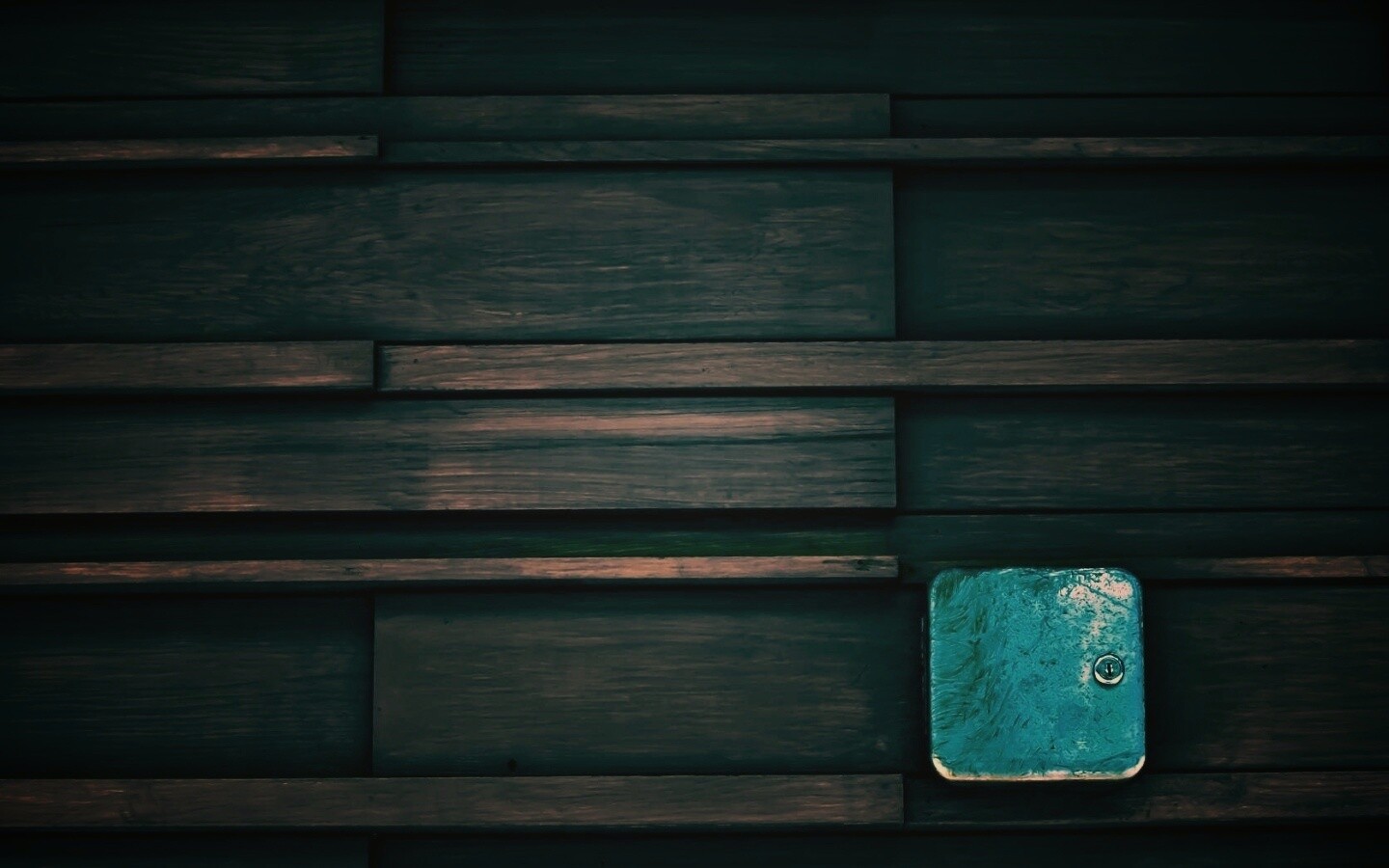 Коробка на деревянной стене обои