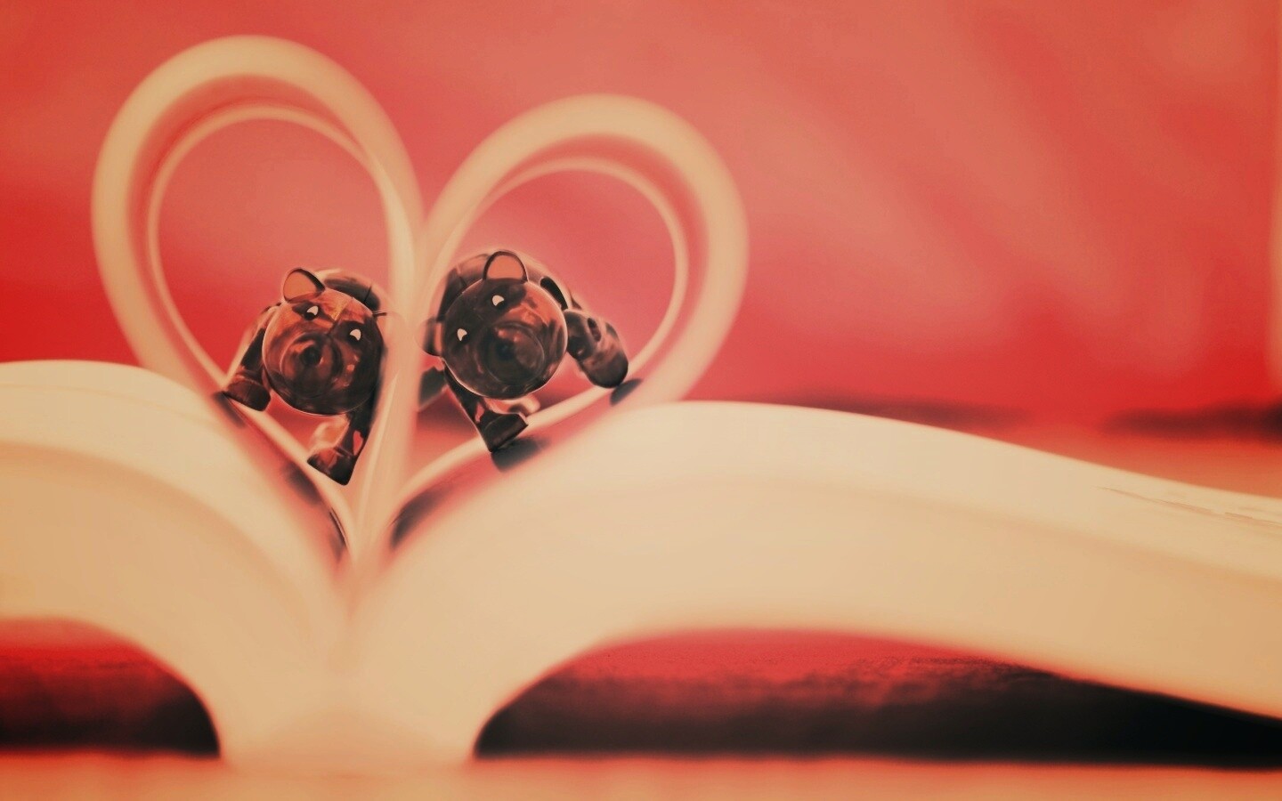 Фигурки мишек в книге обои