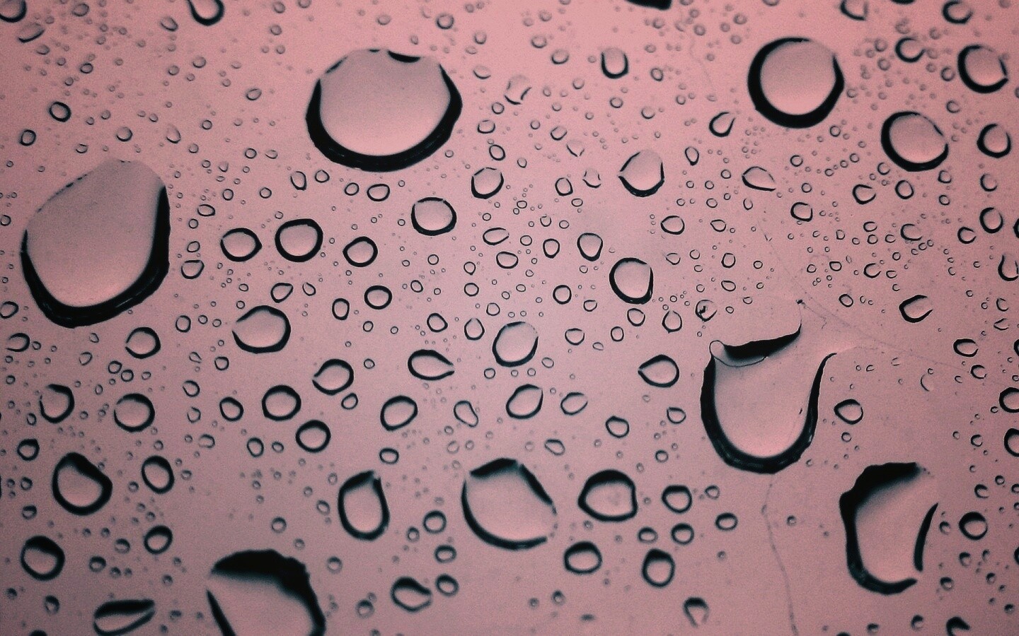 Капли воды на синем стекле обои