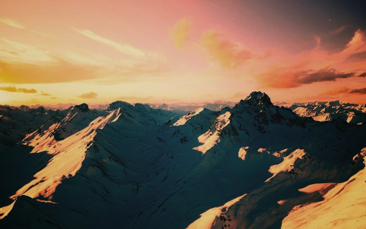 Залитые солнцем горы обои