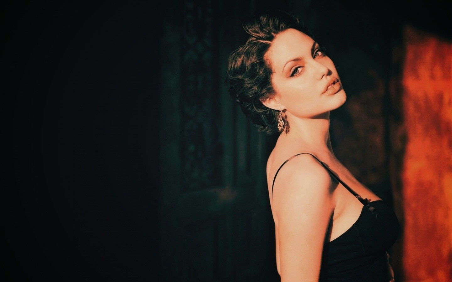 Анджелина Джоли в черном платье обои