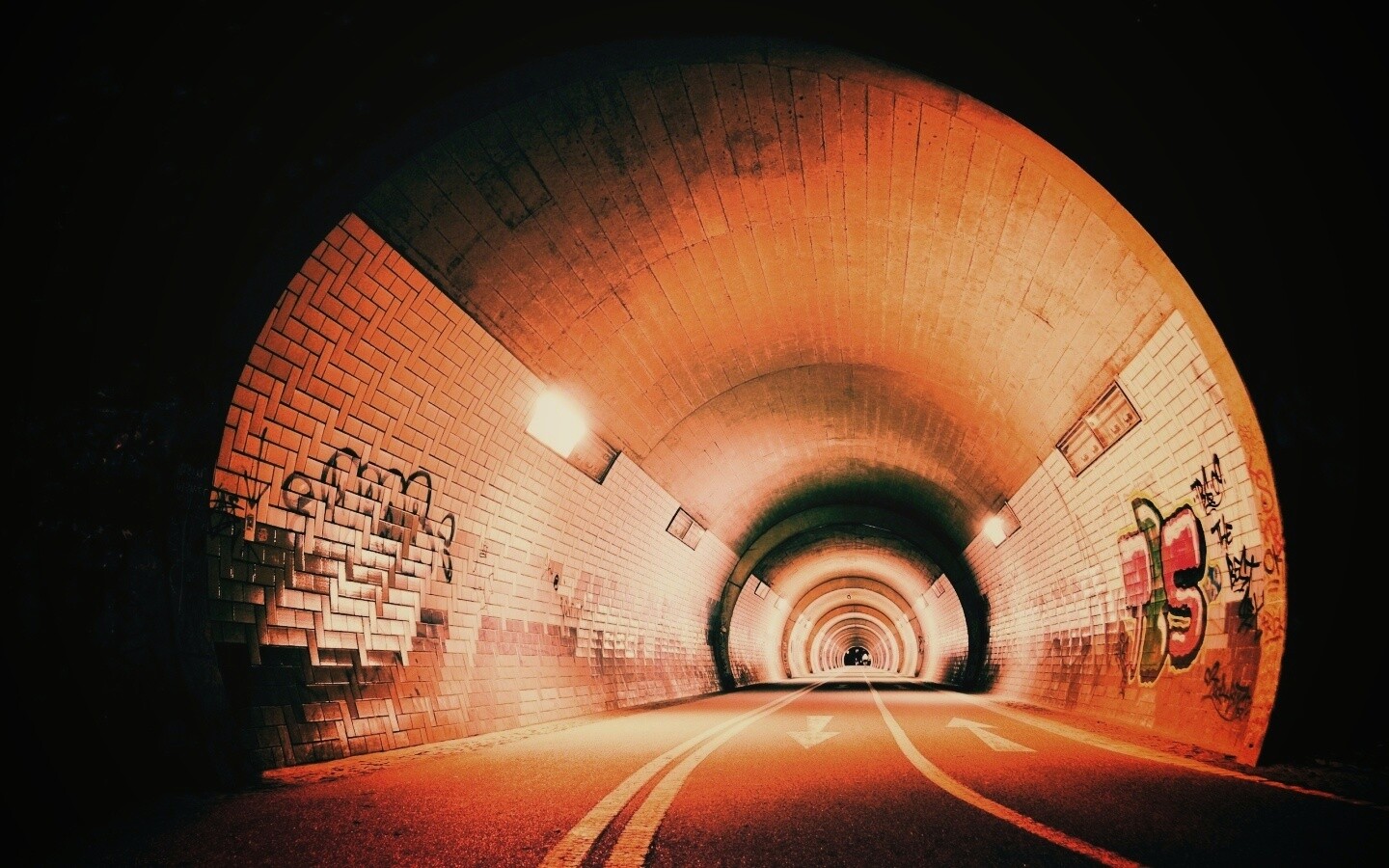Тоннель и граффити на стенах обои