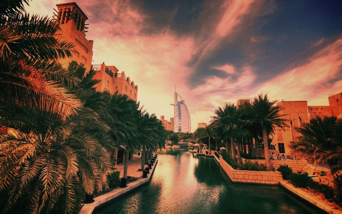 Вид на гостиницу Бурдж Аль Араб в Дубае обои