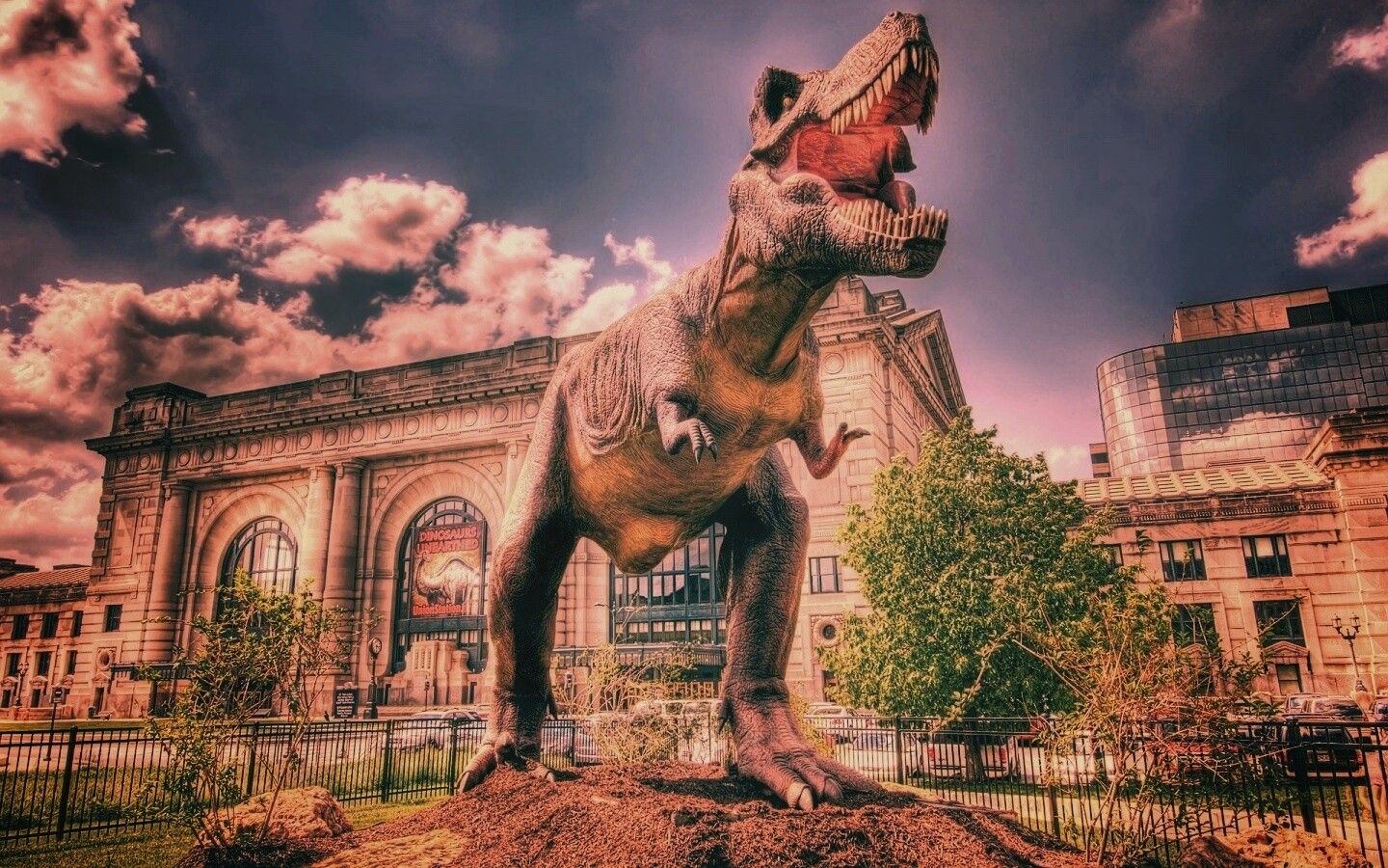 Скульптура динозавра рядом с музеем рептилий обои