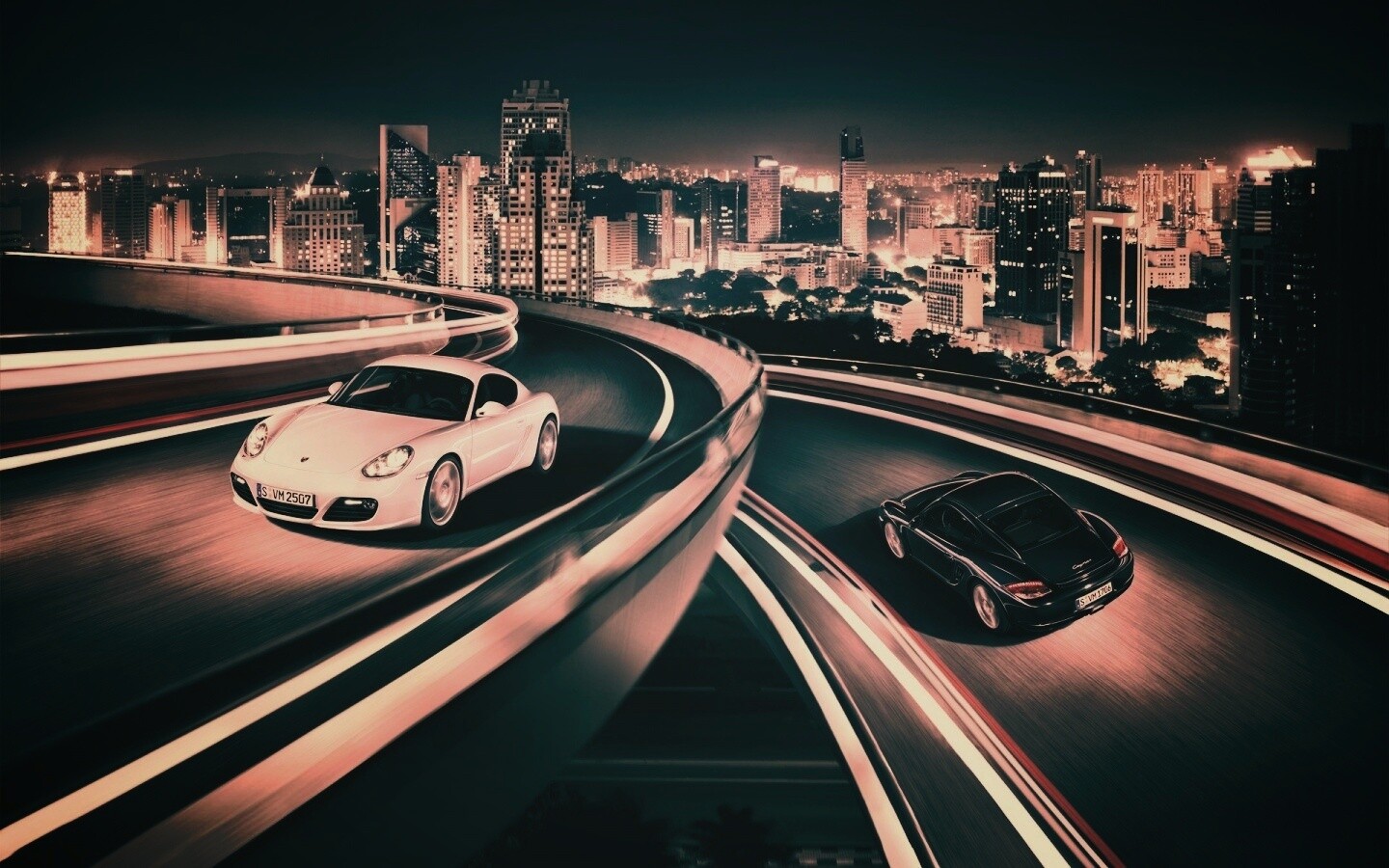 Черный и белый Porsche на автомагистрале. обои