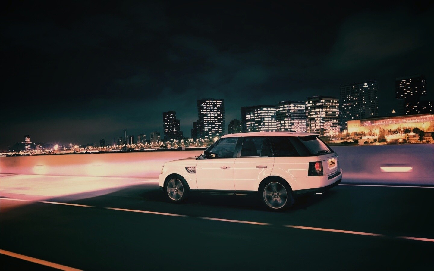 Рендж ровер на трассе обои