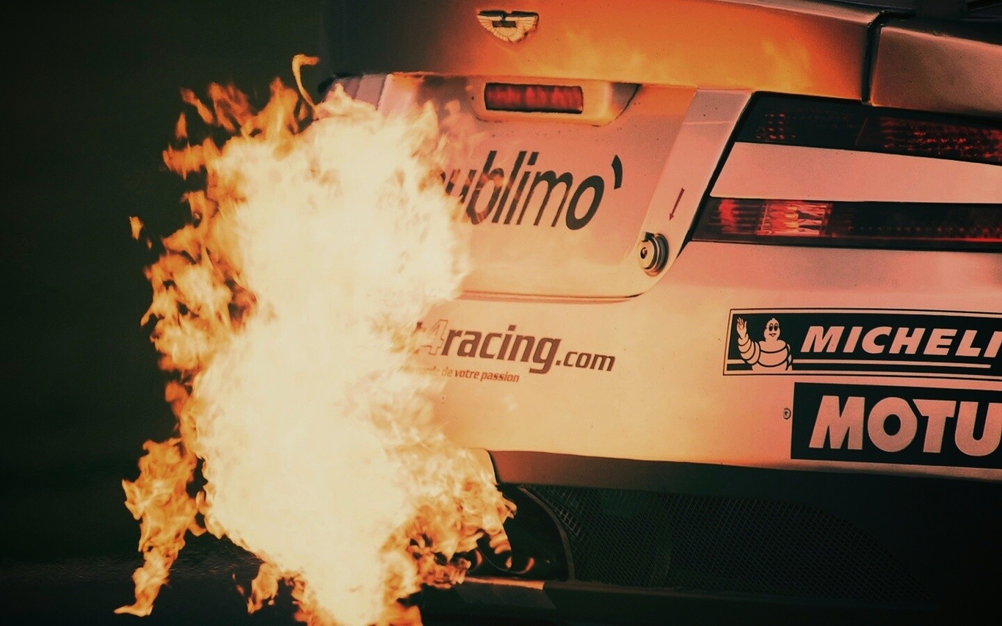 Огонь из выхлопной трубы гоночного Aston Martin обои