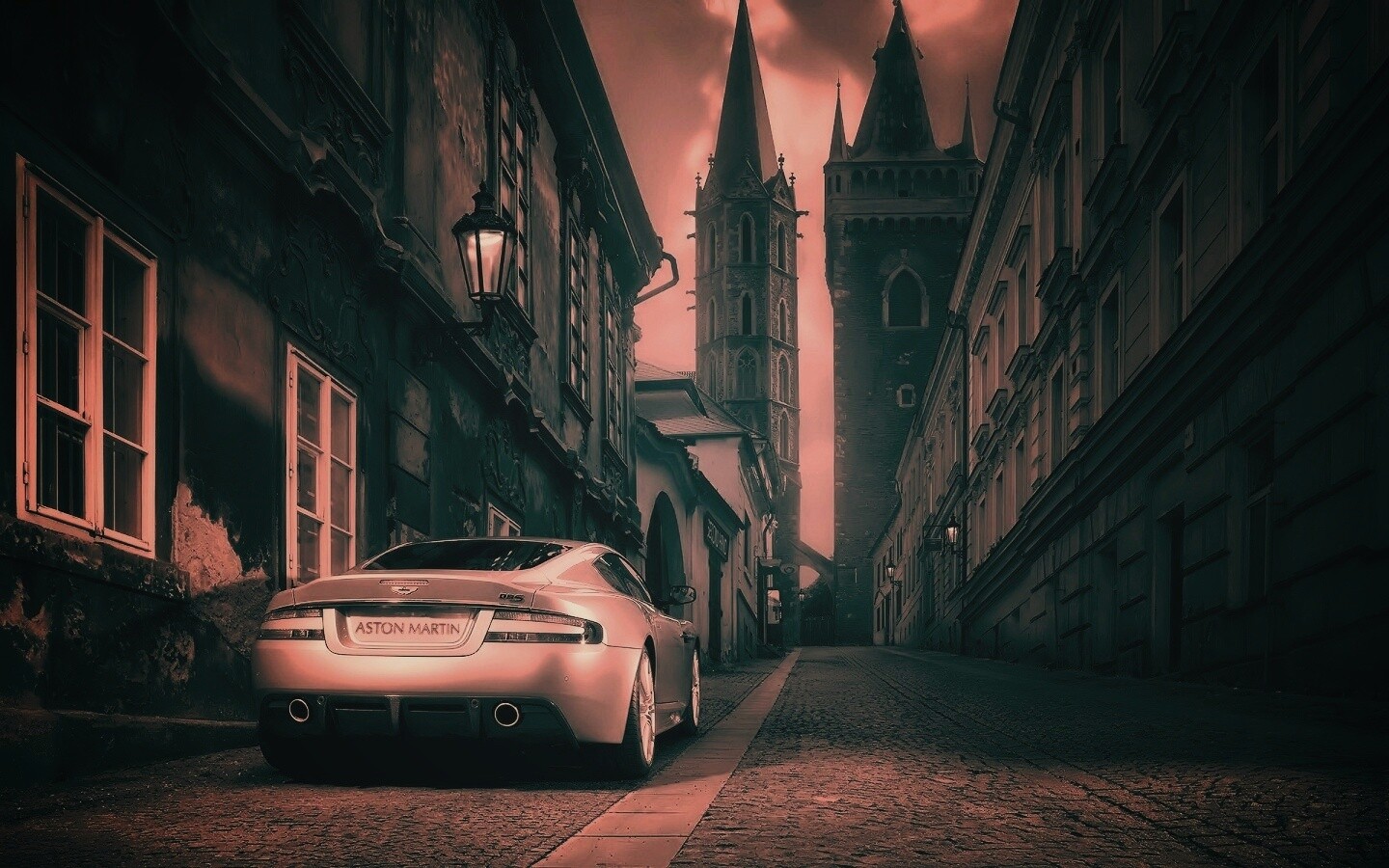 Aston Martin в старинном городе обои