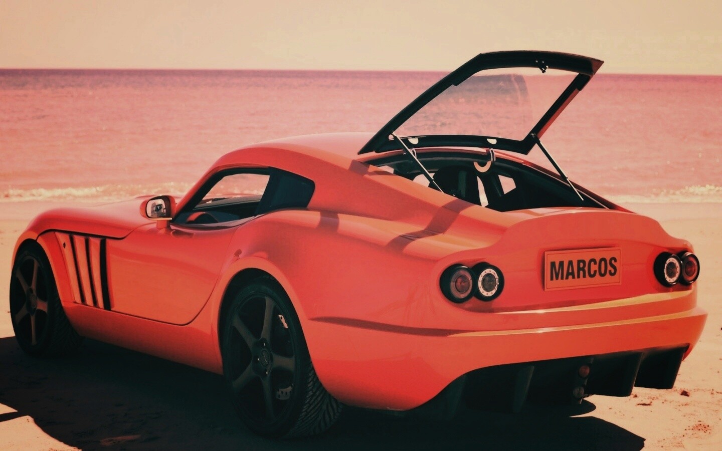 Marcos на пляже обои