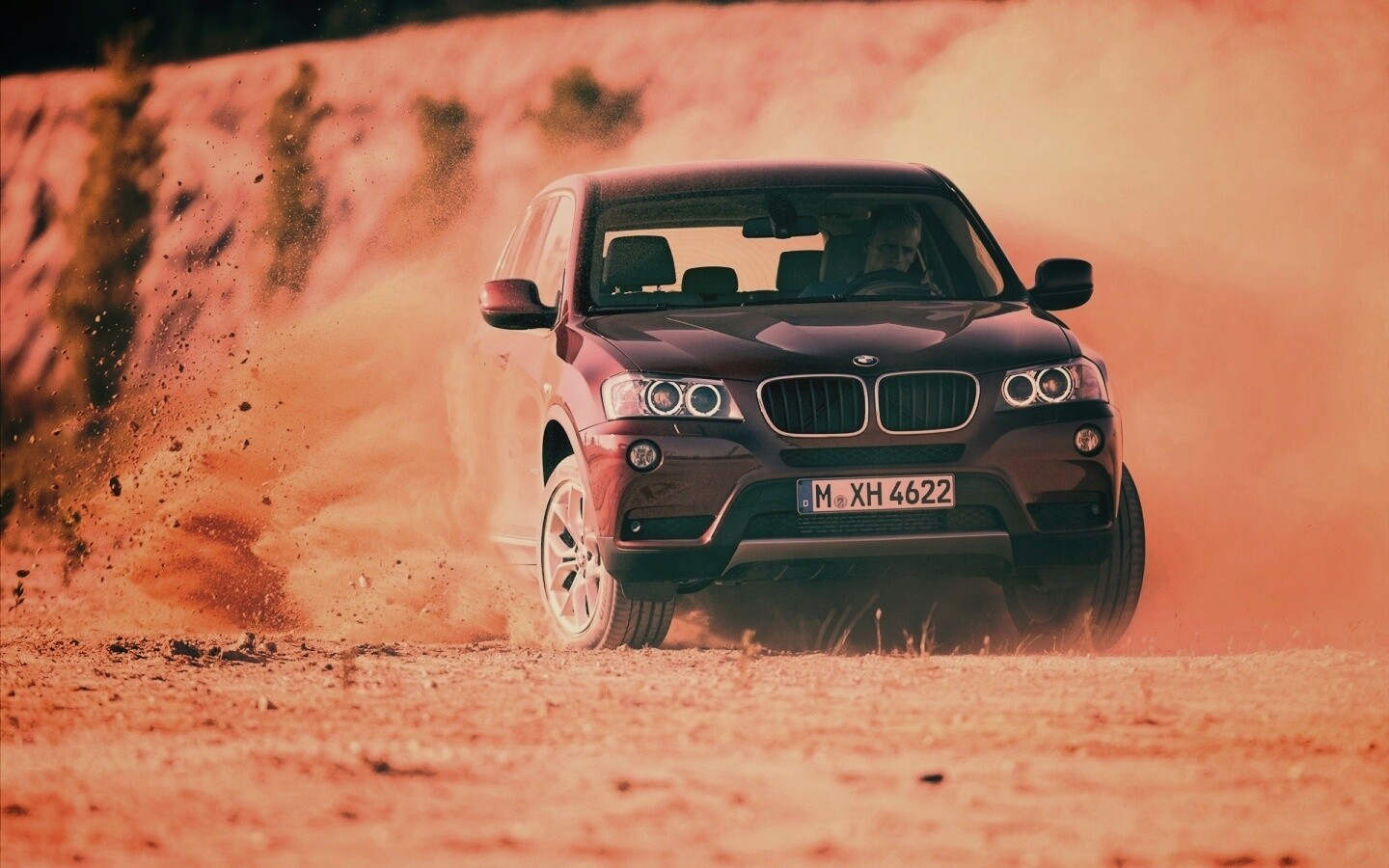 Кроссовер BMW в заносе обои