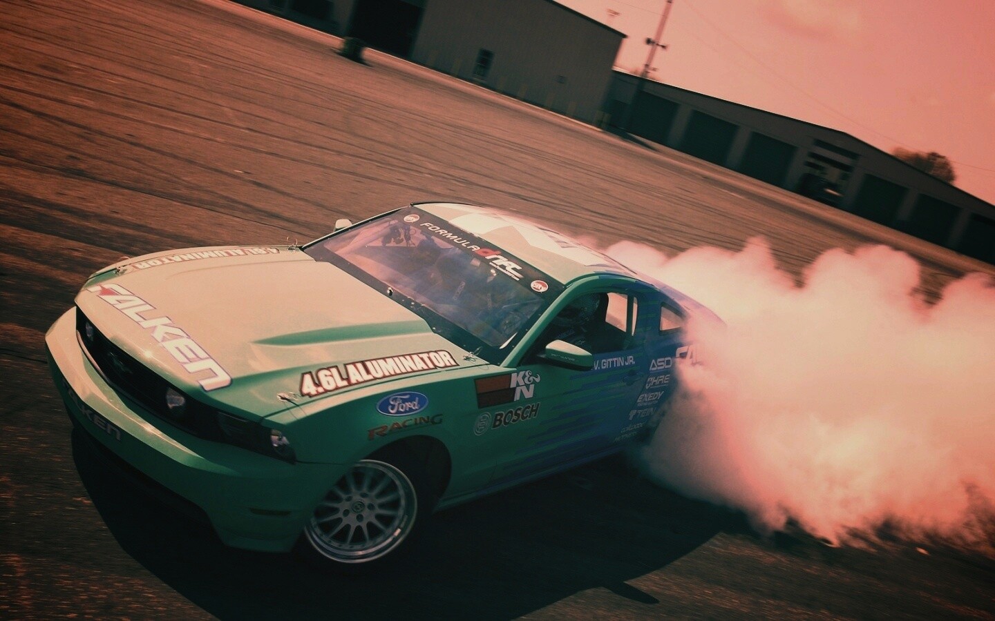 Мустанг дрифтует обои