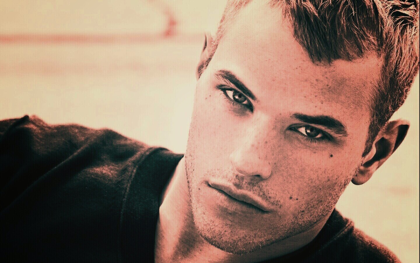 Келлан Латс обои