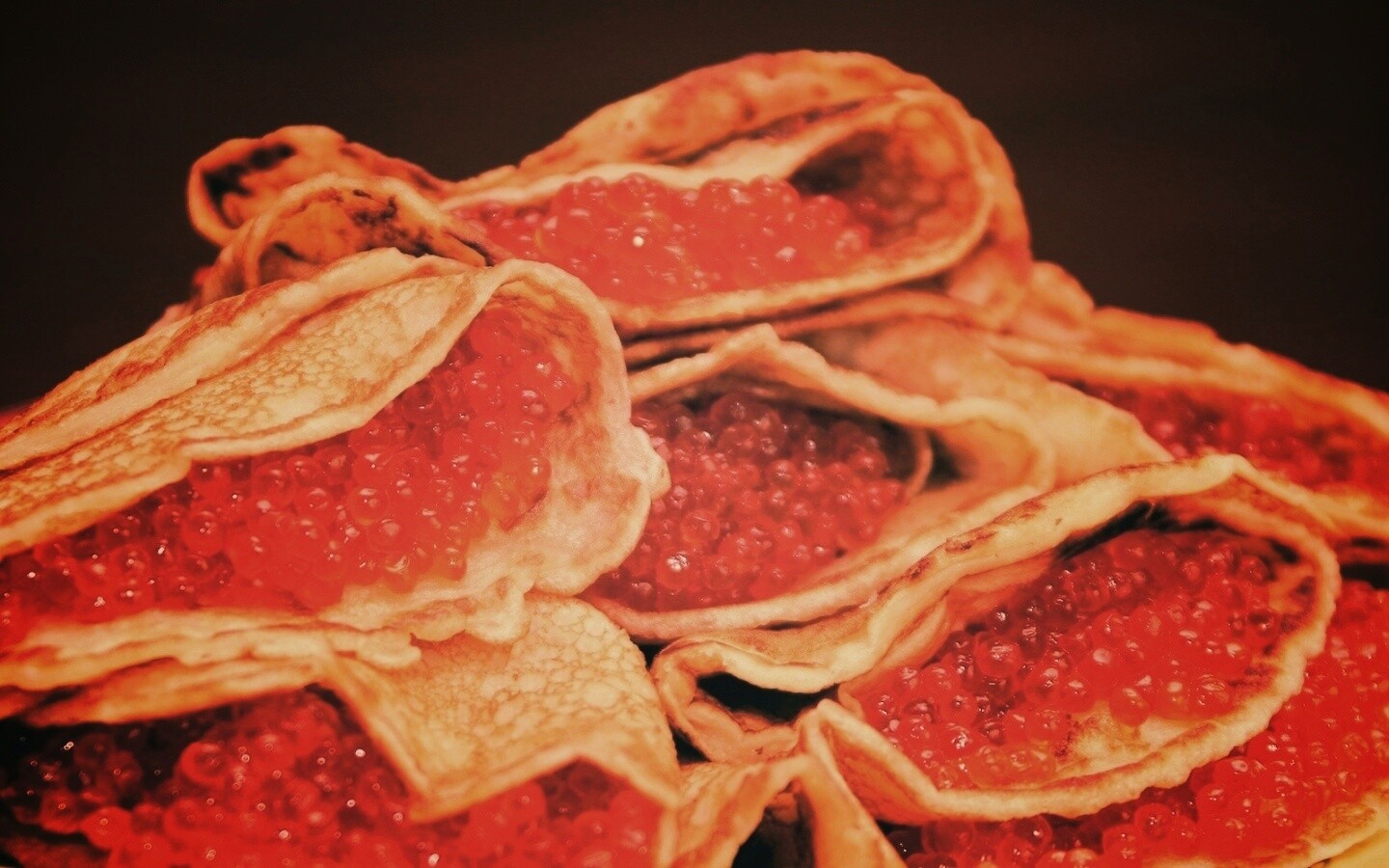 Блины с красной икрой обои