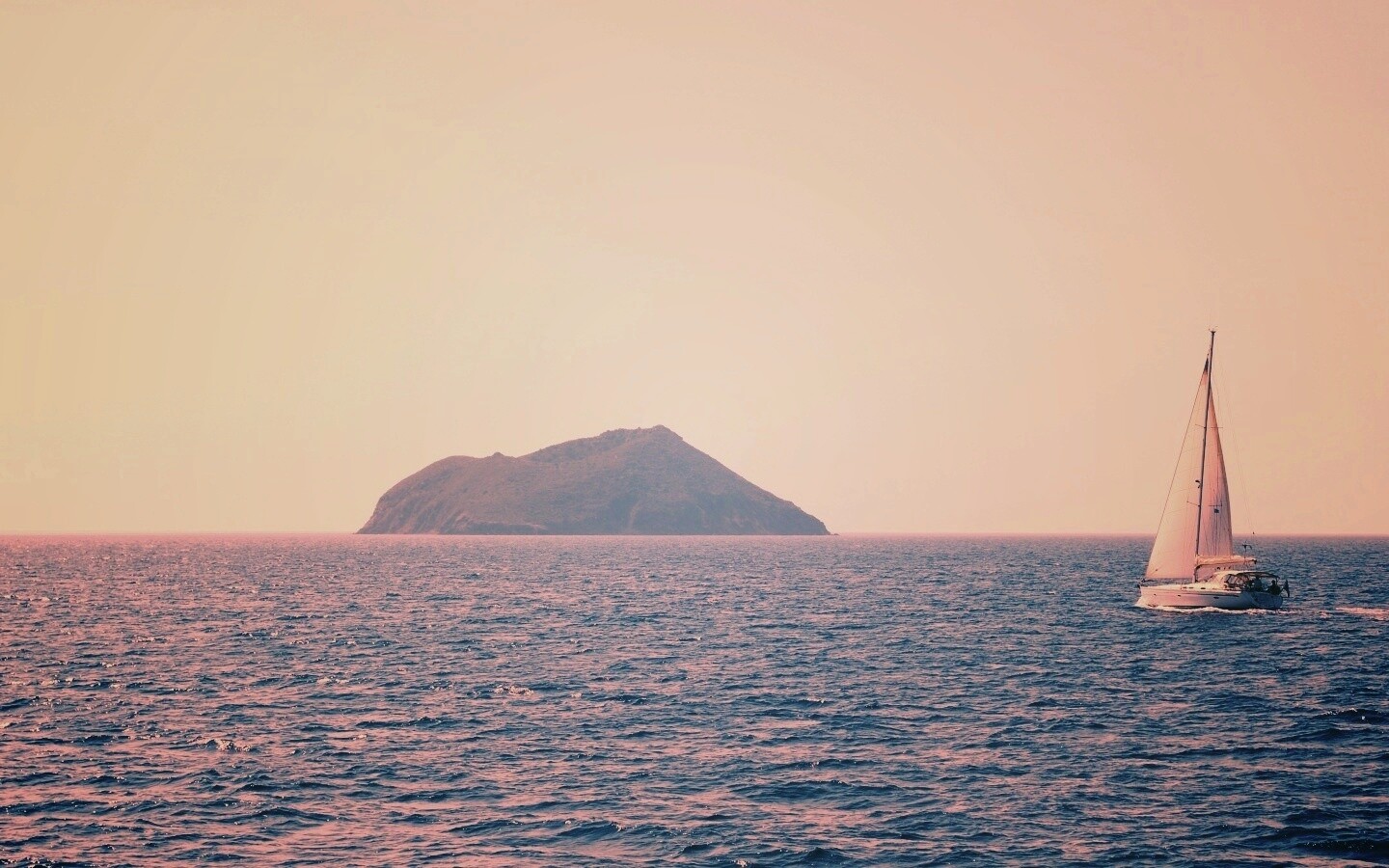 Яхта в море обои