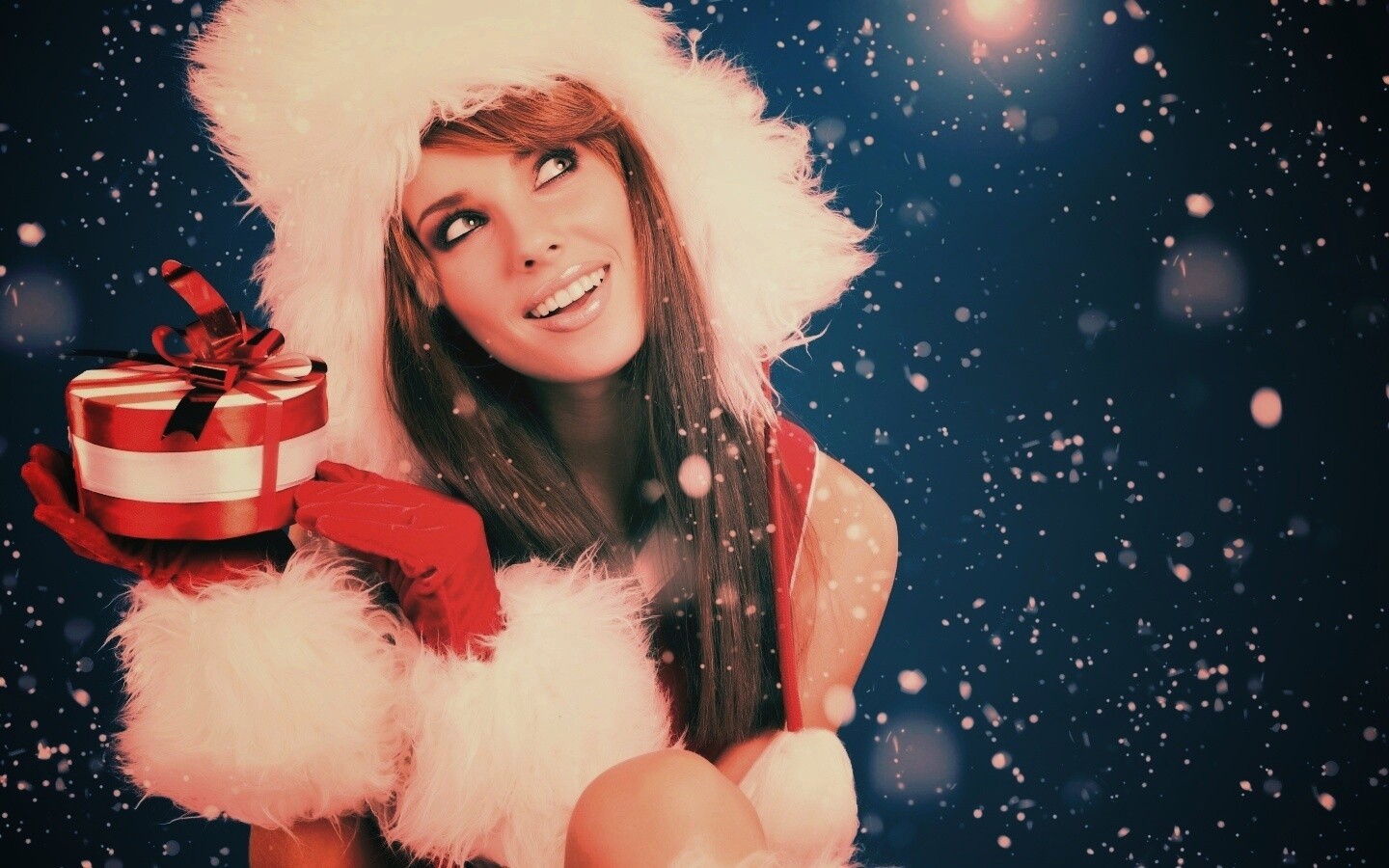 Девушка с новогодним подарком обои