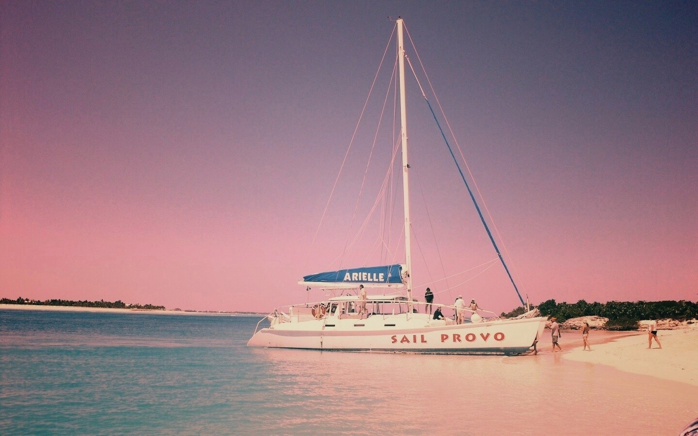 Яхта в голубой лагуне обои