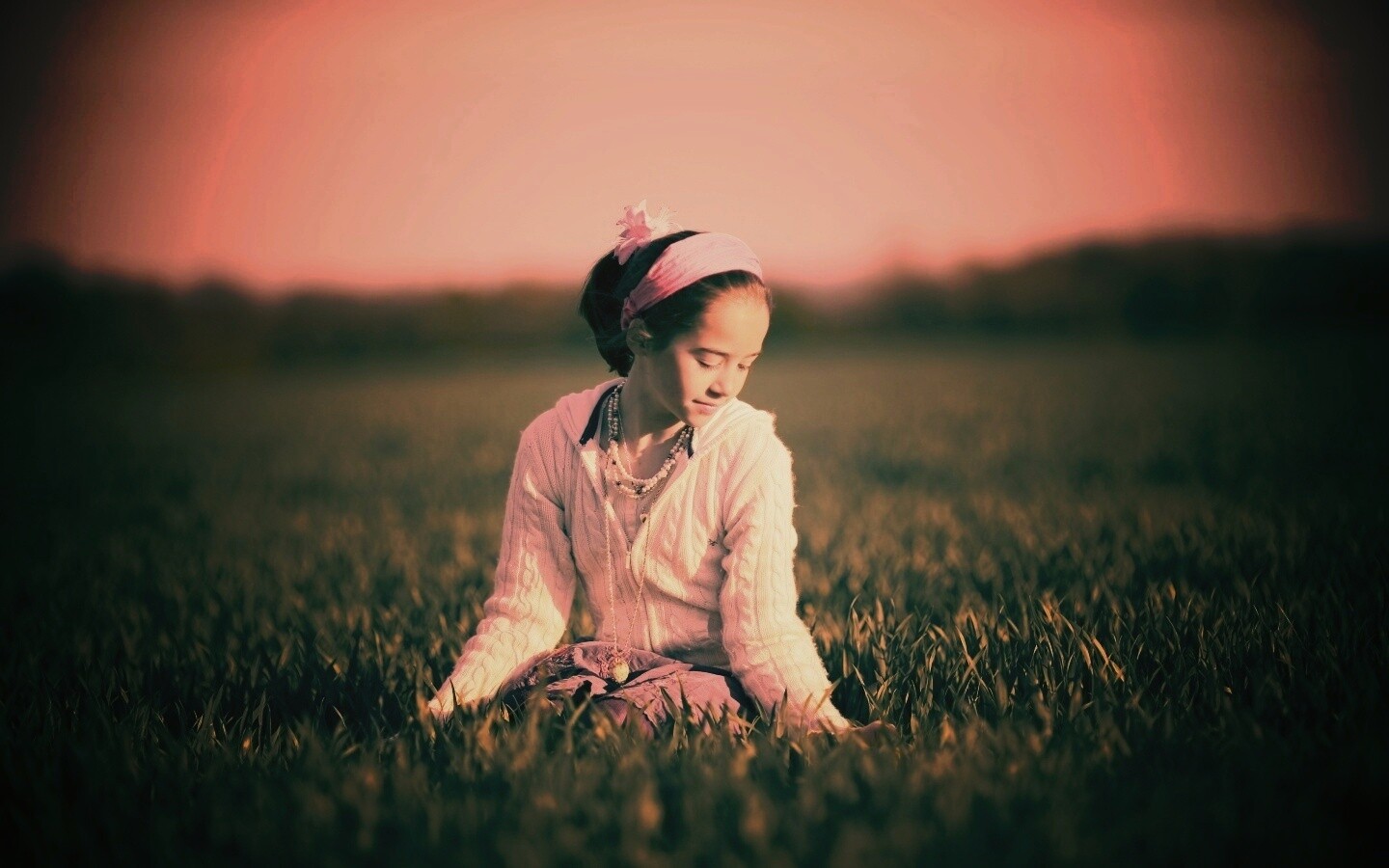 Девочка на траве обои