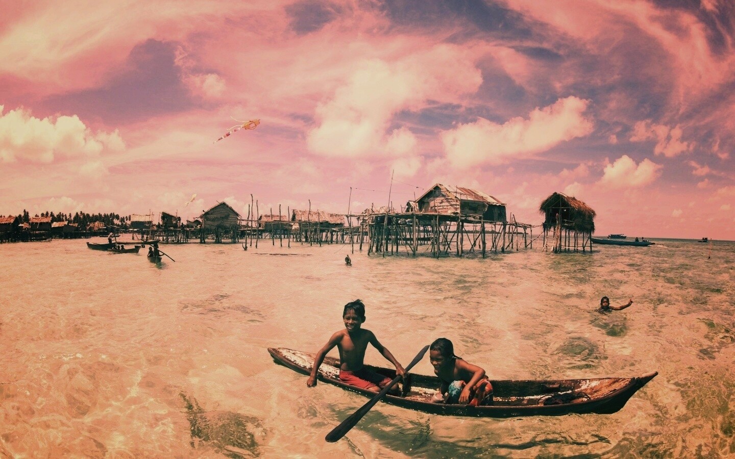 Дети в лодке у поселения туземцев обои