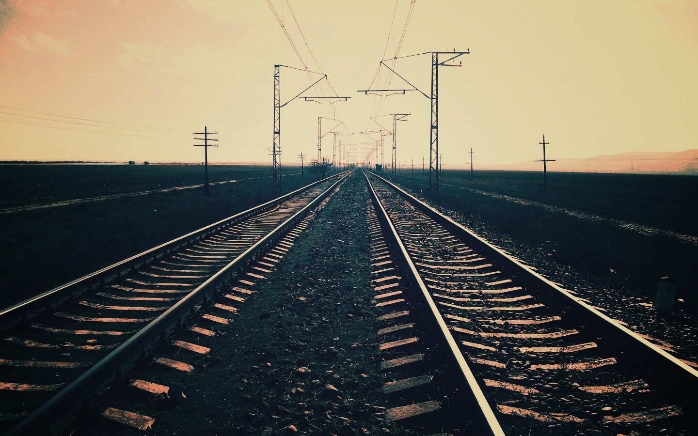 Железная дорога уходит вдаль обои