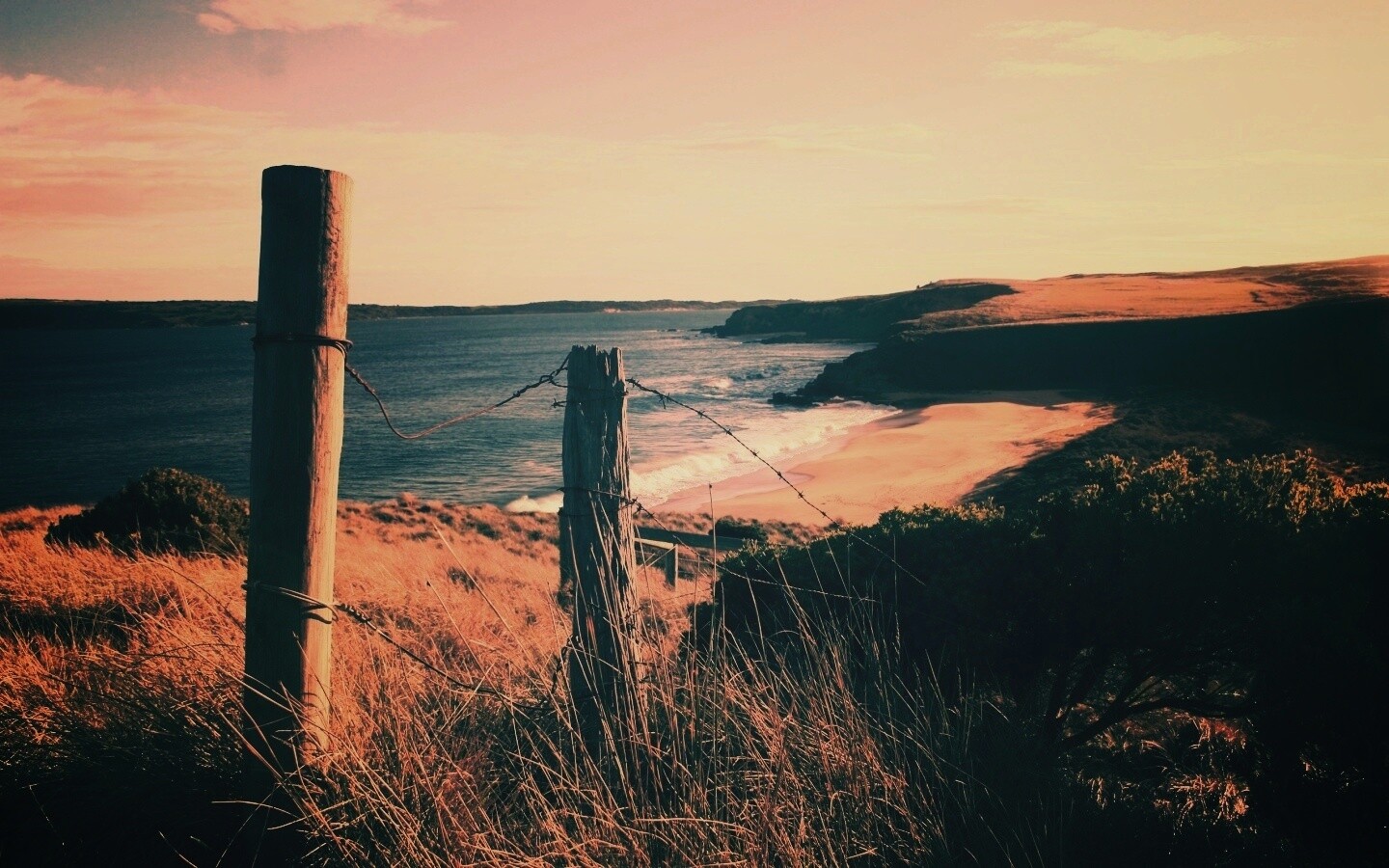 Пляж на озере обои