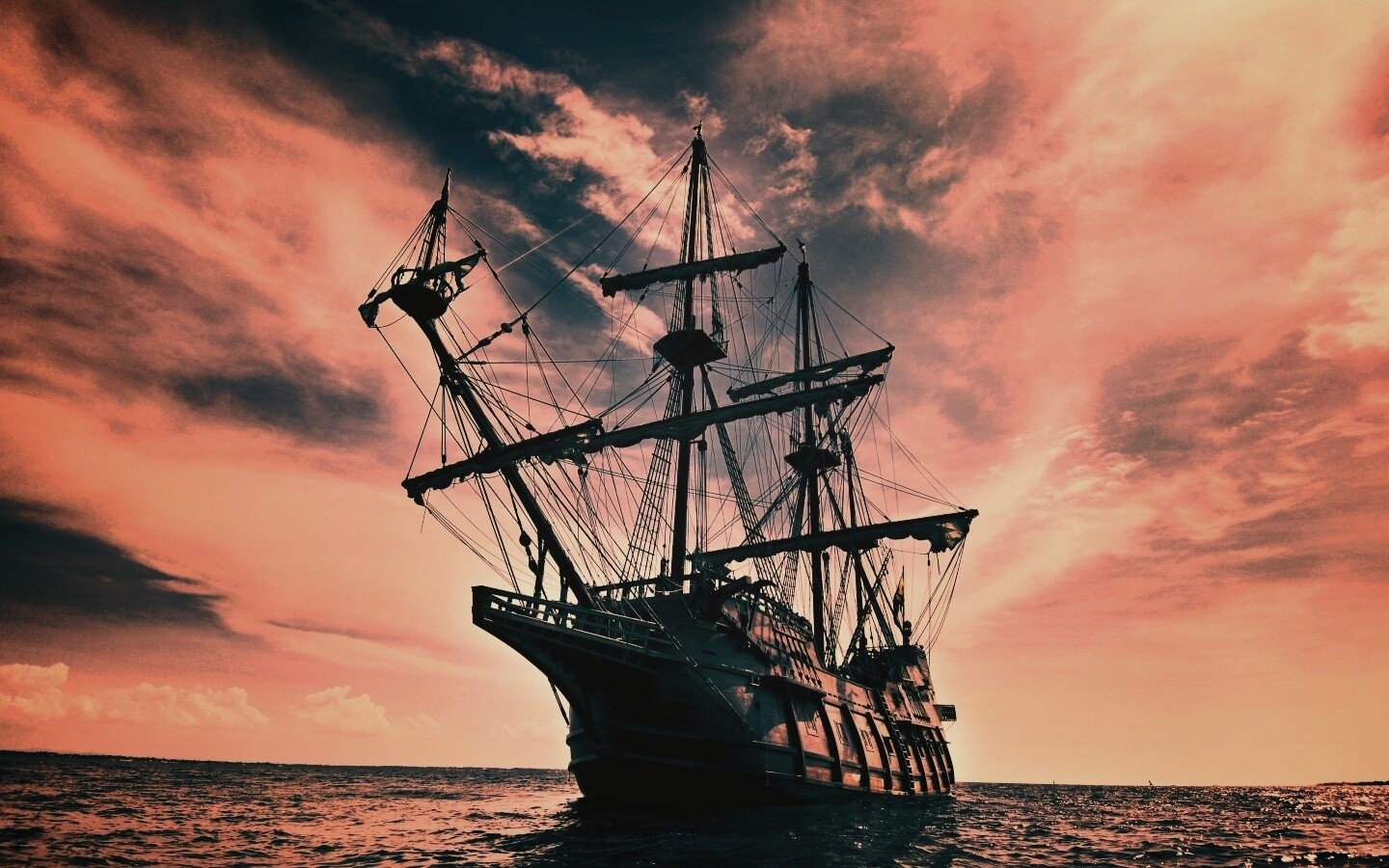 Галеон в море обои